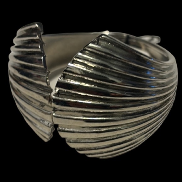 Kendall & James Clam Shell Silver-tone Bangle - Picture 6 of 11